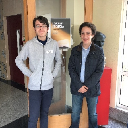 Os vencedores da fase de escola do Concurso Nacional de Leitura, Bernardo Pinho e Nuno Pinto, foram representar o CNSB na fase concelhia do concurso que decorreu no passado dia 20 na Biblioteca Municipal de Gaia. O colégio já estaria em destaque ao sabermos que tinham sido apurados para a fase da oralidade, no entanto os bons resultados não ficariam por aqui. O Nuno Pinto alcançou o primeiro lugar no ensino secundário e o Bernardo Pinho ficou em segundo no grupo do terceiro ciclo. Estão os dois de parabéns pelas suas brilhantes prestações. É caso para dizer que a história não acaba aqui! [2018-05-04]